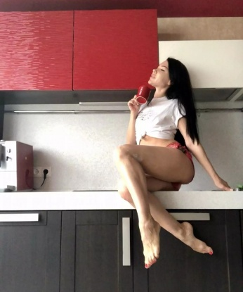 Безумно жаждущая любви и ласки. Приглашаю в гости состоятельного кавалера для разврата и наслаждения. 3656, 33 года